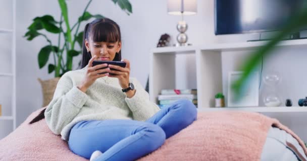 Adolescente Usando Telefone Enquanto Relaxa Saco Feijão Sala Estar Casa — Vídeo de Stock