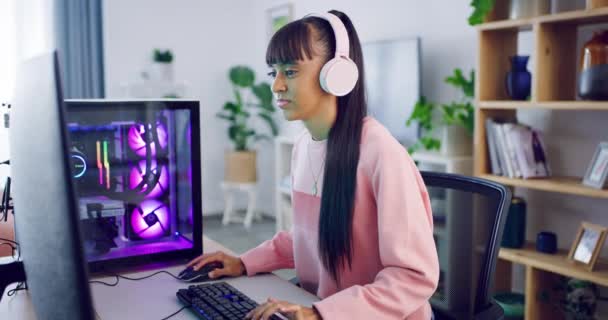 Female Gamer Streaming Gaming Her Computer Programmer Updating Newly Installed — Stockvideo