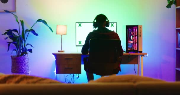 Egy Visszapillantás Egy Fiatal Játékosra Aki Játszadozik Online Videojáték Erős — Stock videók