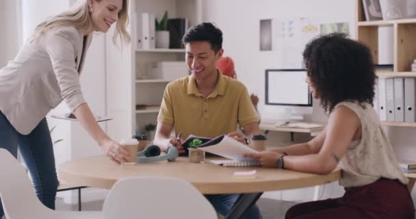 Diversas Pessoas Negócios Reúnem Para Discutir Com Papelada Escritório Grupo — Vídeo de Stock