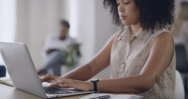 Fiatal Üzletasszony Gépel Egy Laptopon Miközben Egy Íróasztalnál Irodájában Kreatív — Stock videók