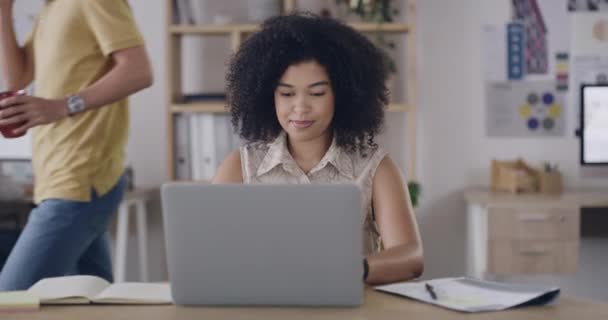 Портрет Молодой Женщины Ноутбуком Просмотр Интернете Офисе Работе Чернокожая Женщина — стоковое видео
