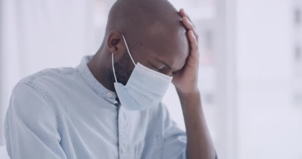 Homem Negro Usando Uma Máscara Enquanto Estava Sentado Hospital Espera — Vídeo de Stock
