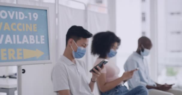 People Waiting Line Covid Vaccine Hospital Clinic Patients Texting Browsing — 图库视频影像