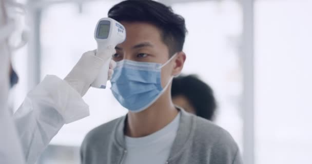 환자의 체온을 측정하기 체온계를 사용하는 의사입니다 마스크를 코로나 바이러스나 증상에 — 비디오