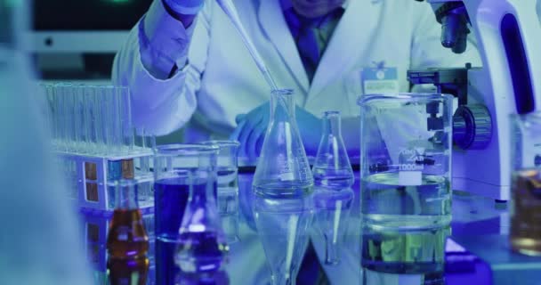 Laboratory Scientist Using Dropper Pipette Glass Beaker Test Chemical Reaction — Stock videók
