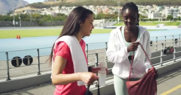 Twee Jonge Diverse Vrouwelijke Atleten Maken Zich Klaar Samen Rennen — Stockvideo