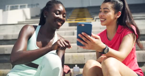 Las Atletas Ríen Mientras Miran Divertido Video Línea Juntas Estadio — Vídeos de Stock