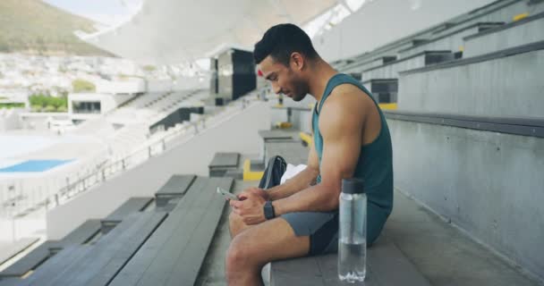 Myślenie Sportowiec Smsowanie Telefon Uczucie Sukcesu Treningu Ćwiczenia Stadionie Sportowym — Wideo stockowe