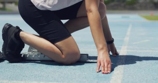 Ενεργός Αθλητής Μια Γραμμή Εκκίνησης Για Τρέξει Έναν Αγώνα Στα — Αρχείο Βίντεο