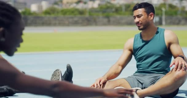 Jeunes Athlètes Étirent Leurs Jambes Touchant Les Pieds Pour Éviter — Video