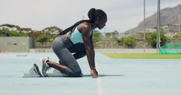Ισχυρή Αθλήτρια Τρέχει Ταχύτητα Και Δύναμη Επαγγελματική Προπόνηση Αντοχής Για — Αρχείο Βίντεο