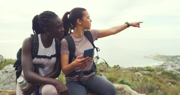 Two Women Using Phone Gps Look Directions Hill Ladies Lost — Vídeo de Stock