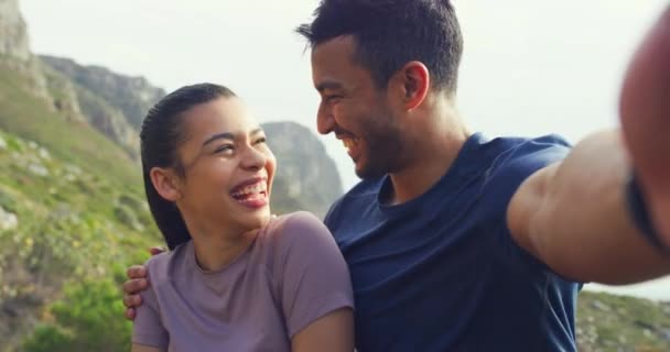 Potret Pasangan Tertawa Mengambil Foto Selfie Puncak Gunung Dengan Latar — Stok Video