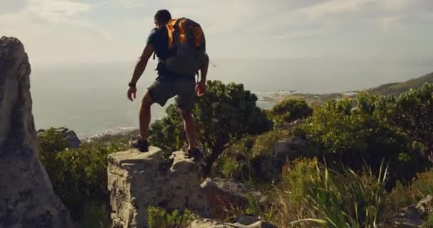 Jonge Bergwandelaar Viert Klimmen Juichen Met Opgeheven Vuist Armen Fit — Stockvideo