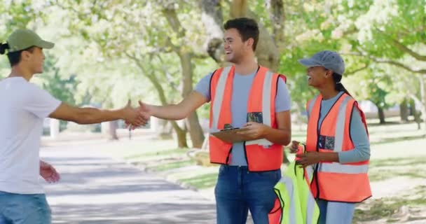 Volunteers Meeting Other Charity Staff Help Clean Park Ngo Employees — Vídeo de stock