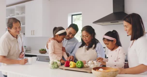 Ευτυχισμένη Οικογένεια Πολλαπλών Γενεών Μαγείρεμα Μαζί Στην Κουζίνα Ασιατικά Παιδιά — Αρχείο Βίντεο
