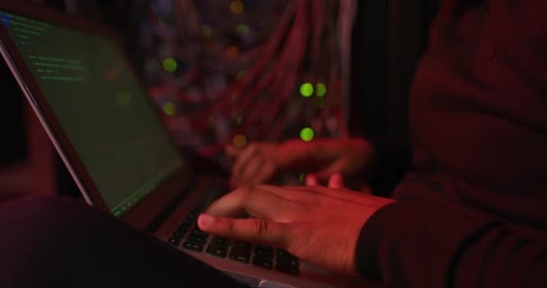Filmato Hacker Che Utilizza Computer Portatile Una Sala Server — Video Stock