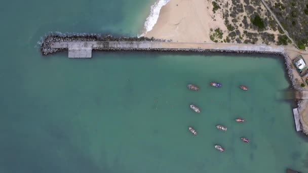 Drone Πλάνα Από Σκάφη Ένα Παραθαλάσσιο Λιμάνι — Αρχείο Βίντεο