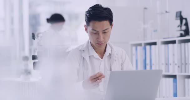 Vědec Používající Notebook Při Analýze Zkumavek Vzorky Laboratoři Mužský Patolog — Stock video