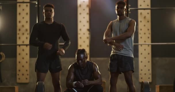 Видеозапись Группы Мускулистых Юношей Тренирующихся Вместе Тренажерном Зале — стоковое видео