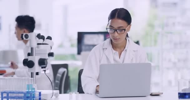 Genetic Engineer Biochemist Pathologist Thinking Using Technology Discover Cure Scientist — 图库视频影像