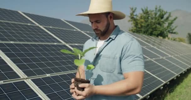 Filmagem Vídeo Jovem Agricultor Sexo Masculino Segurando Uma Planta — Vídeo de Stock