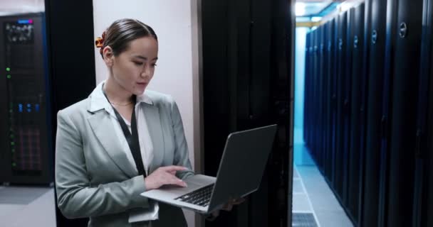 Video Footage Young Woman Using Laptop While Working Server Room — 图库视频影像
