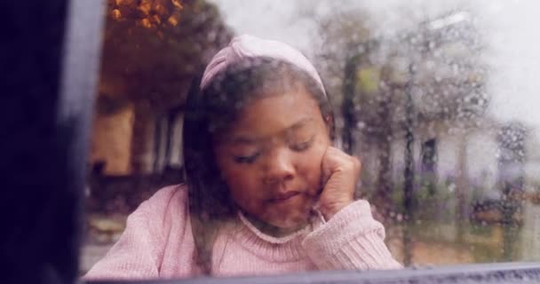 Criança Aborrecida Olhando Para Fora Dia Inverno Molhado Criança Infeliz — Vídeo de Stock