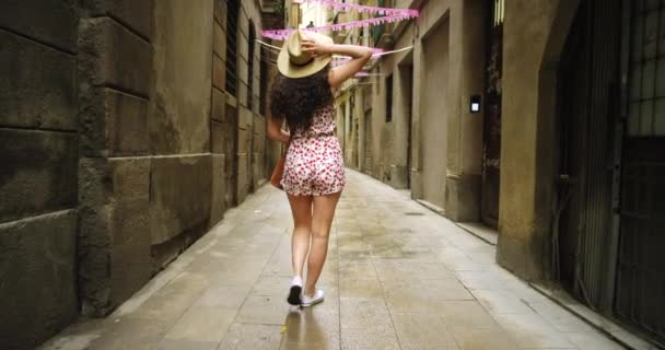 Video Una Giovane Donna Che Cammina Sola Strade Barcellona — Video Stock