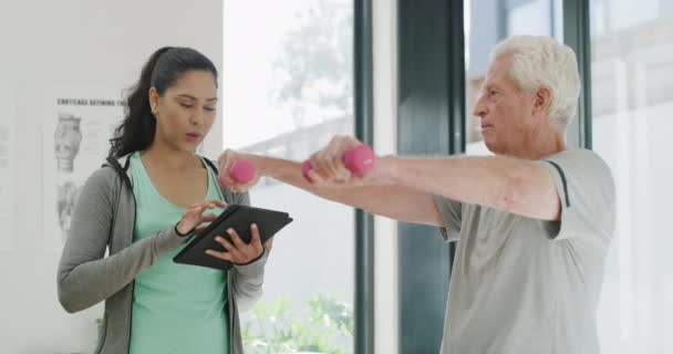 Videobeelden Van Een Aantrekkelijke Jonge Fysiotherapeut Die Overdag Haar Senior — Stockvideo