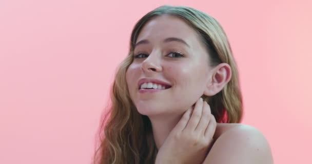 Βίντεο Μια Όμορφη Νεαρή Γυναίκα Ποζάρει Ροζ Φόντο — Αρχείο Βίντεο