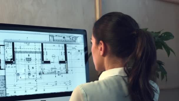 Video Una Donna Affari Che Lavora Progetti Architettonici — Video Stock