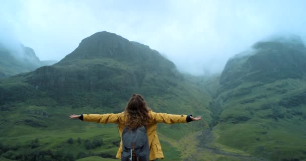 Filmagem Vídeo Uma Mulher Irreconhecível Caminhando Sozinha Pelas Montanhas — Vídeo de Stock