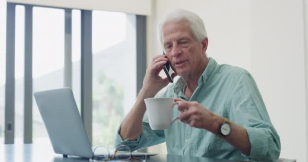 Video Footage Elderly Man Drinking Coffee While Using His Laptop — Stockvideo