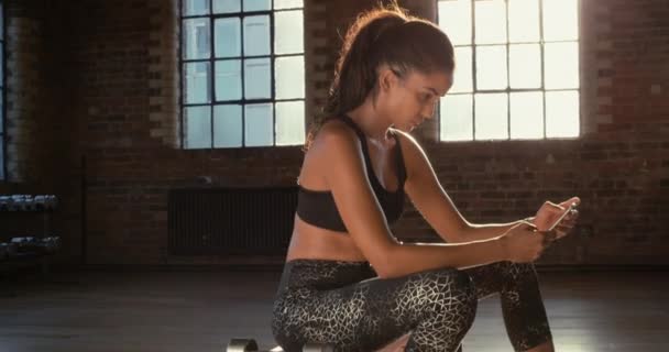 Young Hispanic Woman Thinking Texting Her Cellphone Gym Fit Woman — Stok Video
