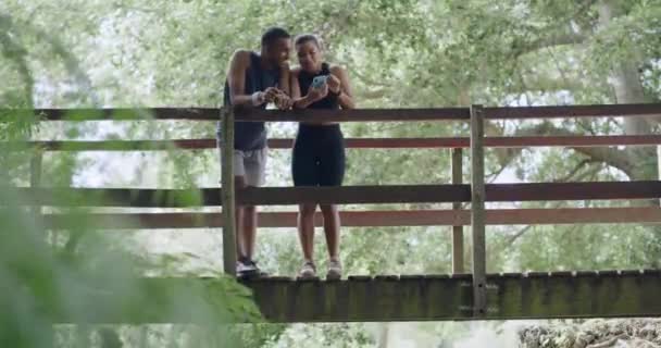 Active Couple Resting Bridge Exercising Together Outdoors Nature Fit Athletes — Wideo stockowe