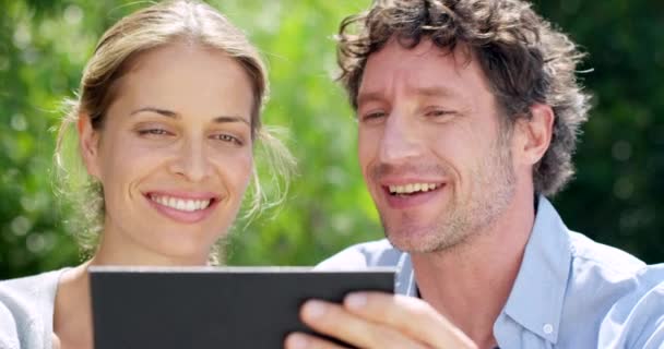 Videofelvétel Egy Érett Párról Akik Egy Digitális Tabletet Használnak Együtt — Stock videók