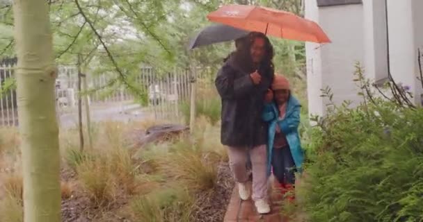Grandparents Grandchildren Running Rain Wet Day Umbrellas Entering Home Old — 图库视频影像