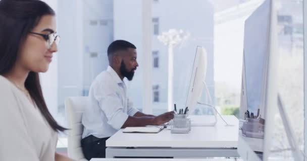 Video Young Businessman Using Her Desktop Computer — Stok video