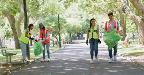 Jovens Voluntários Pegando Lixo Juntos Parque Grupo Pessoas Carregando Sacos — Vídeo de Stock