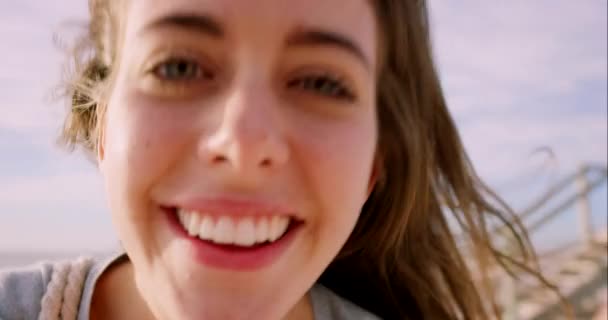 Nagranie Wideo Młodej Kobiety Wykonującej Rozmowę Wideo Plaży — Wideo stockowe