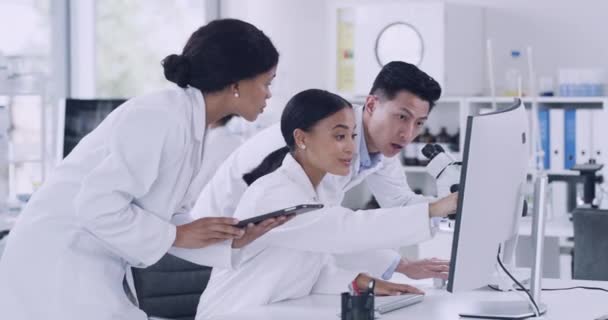 Equipe Cientistas Comemorando Com Alto Cinco Gesto Após Avanço Genético — Vídeo de Stock