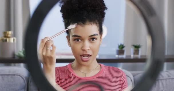 Видео Молодая Женщина Демонстрирует Косметику Своей Онлайн Аудитории — стоковое видео