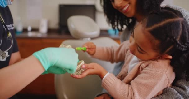 Врач Стоматолог Обучает Ребенка Процедуре Зубной Щетки Чистки Зубов Поддержания — стоковое видео