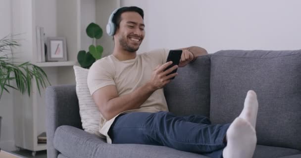 Hombre Joven Escuchando Música Charlando Con Amigos Línea Mientras Relaja — Vídeos de Stock