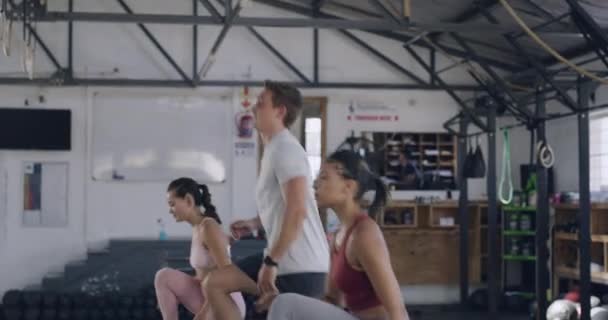 Bir Spor Hocasıyla Hiit Fitness Beden Eğitimi Dersinde Egzersiz Yapan — Stok video