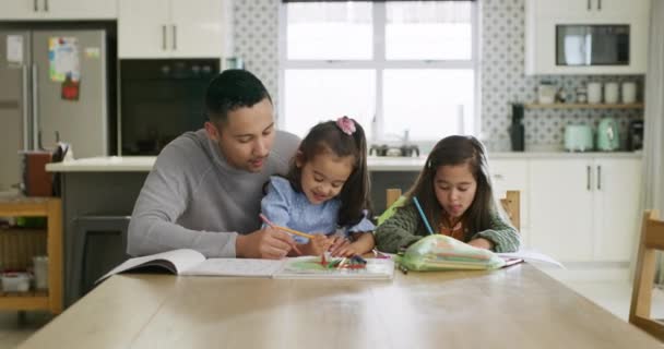 Videomaterial Eines Jungen Vaters Der Seinen Töchtern Bei Den Hausaufgaben — Stockvideo