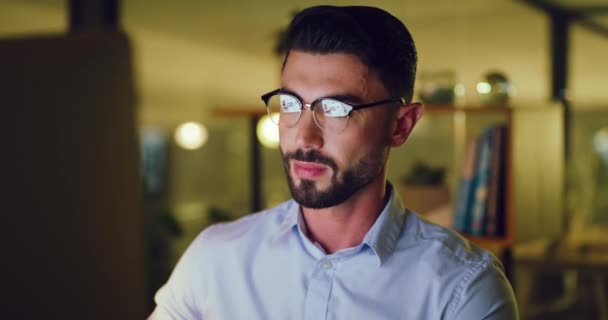 Young Business Man Working Late Computer Office Night Face Hardworking — Stockvideo