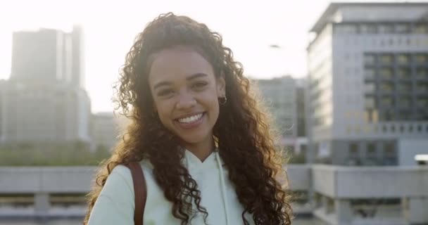Відеозапис Привабливої Молодої Жінки Стоїть Самоті Місті Протягом Дня — стокове відео